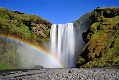 Rundreisende Island Skógafoss Wasserfall