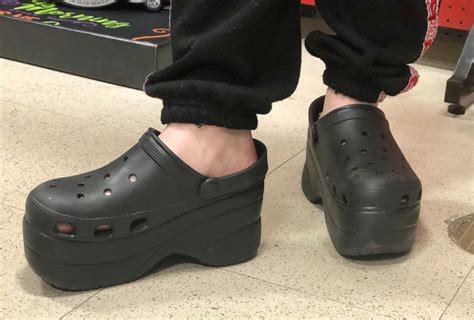 A cross is when a broker receives a buy and sell order for the same stock at the same price, so they make the trade between two separate customers. Platform Crocs : ATBGE