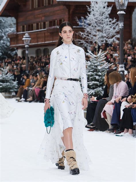 World fashion channel is an international satellite and cable tv channel about fashion, lifestyle and celebrity. CHANEL FALL WINTER 2019 WOMEN'S COLLECTION | The Skinny Beep