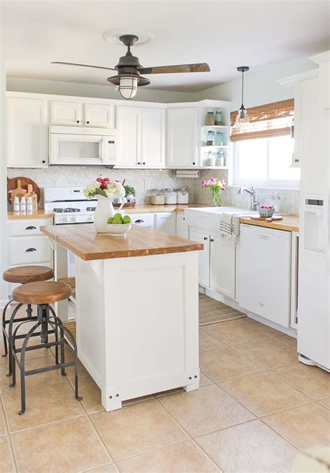 Browse everything about it here. 10 Fab Farmhouse Kitchen Makeovers {where they painted the ...