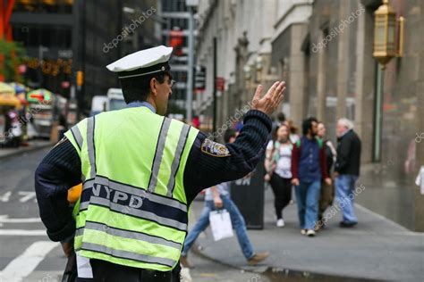 Traffic Policeman In Ny Stock Editorial Photo © Mixmotive 69820801