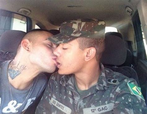 Cabo Do Exército Brasileiro Posta Foto Beijando Um Homem Jornal Carlos Lima Jornal Da Povo