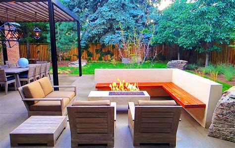 Pin By Debbie Vaughn On Sit Modern Outdoor Living Outdoor Fire Pit