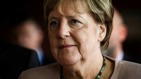 Berliner Tageszeitung Merkel Erhält Unesco Friedenspreis In Der
