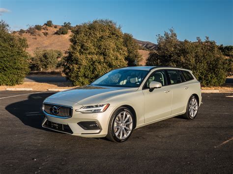 Edmunds also has volvo v60 pricing, mpg, specs, pictures, safety features, consumer the 2021 volvo v60 is offered in the following submodels: Volvo's new V60 is proof the station wagon must never die ...