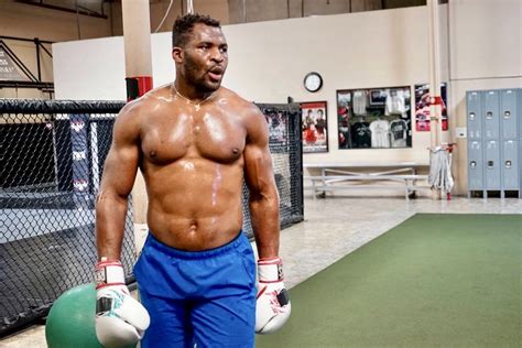 Francis Ngannou La Vie Ma Lanc Beaucoup De Coups De Poing