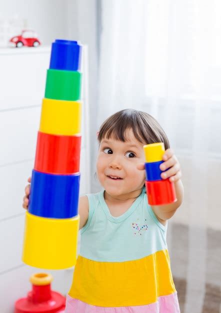 Los Niños En Edad Preescolar Felices Juegan Con Coloridos Bloques De