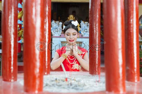ein wunderschönes asiatisches mädchen trägt eine rote foto vorrätig crushpixel