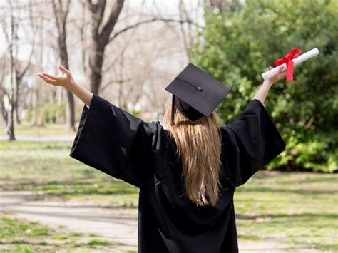 Mujer Graduada Con Un Sombrero De Graduación En La Cabeza Con Libros