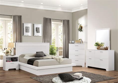 Hence, they own different numbers of furniture and size. New! Modern Rich White Headboard 4pc King Size Bedroom Set ...