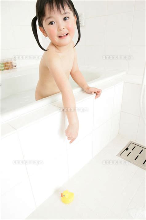 お風呂に入る女の子 11006001925 写真素材ストックフォト画像イラスト素材アマナイメージズ Free Download