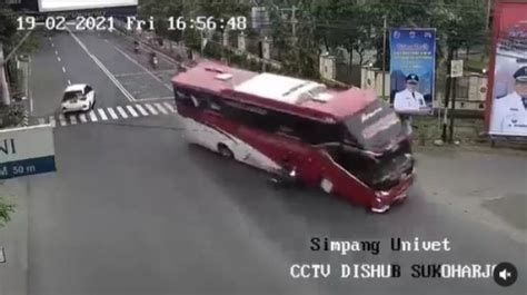 Jelajahi dan temukan berbagai konten video hiburan, tips dan trik, dan sajian berita terbaru yang. Nyaris Ketemu Malaikat Maut! Viral Detik-detik Tabrakan ...