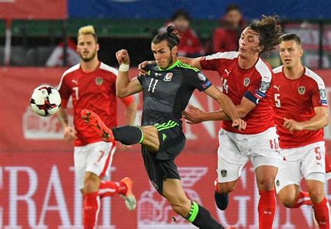 Sophie ingle of wales and caroline graham hansen of norway vie for the ball. VIDEO - Waar is Bale op teamfoto Wales? - Goal.com