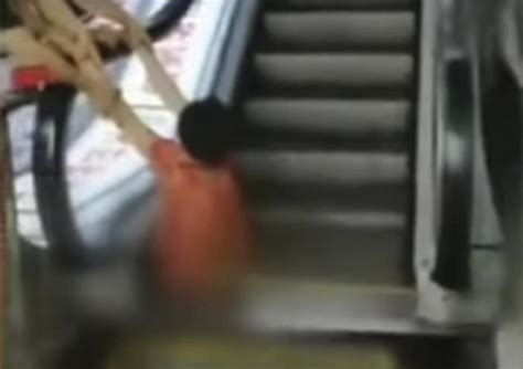 Video Mujer Queda Atrapada En Escaleras El Ctricas El Siglo De Torre N