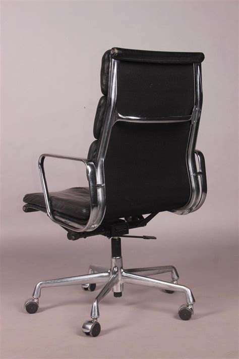 It has a tall back, a back that renders the chair into a feeling of prestige, importance, and seriousness. Charles Eames Executive Soft Pad Chair For Sale at 1stdibs