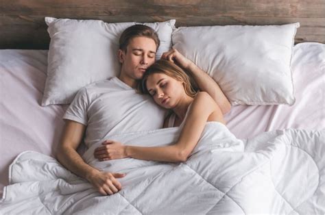 7 Posisi Cuddling Terbaik Dengan Pasangan