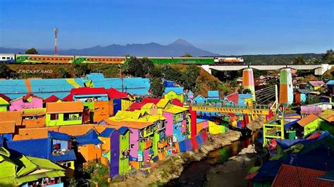 Alamat kampung gajah ini berlokasikan pada ketinggian 900 meter dpl yakni tepatnya berada pada jl. Info Lokasi dan Harga Tiket Masuk Kampung Warna-warni Jodipan Malang