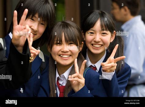 Niñas De La Escuela Japonesa Dando El Símbolo De La Paz Fotografía De Stock Alamy