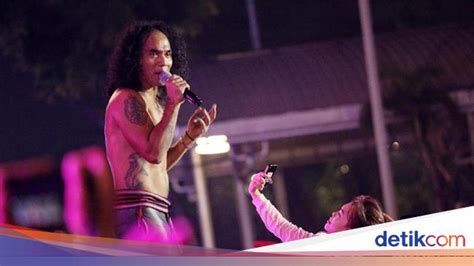 Maybe you would like to learn more about one of these? Lirik dan Chord PLUR dari Slank