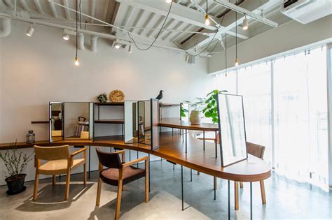 This makeover process starts with haircutting and ends with dress up session. OHArchitecture designs multifunctional hair salon in japan