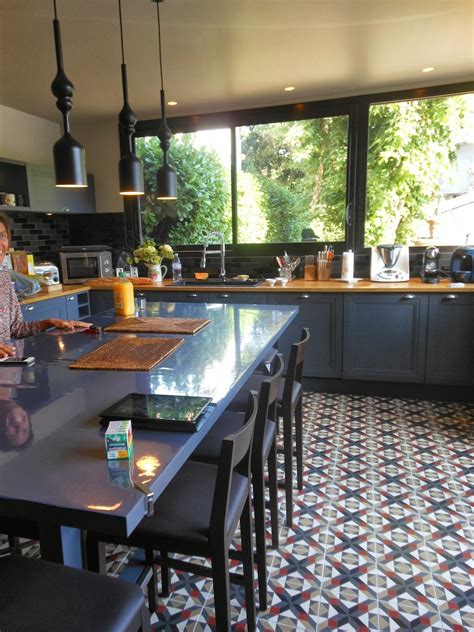 Il faut noter que tous les carrelages de différentes couleurs venant en finition de la crédence ont été émaillés sur le bord vu afin de permettre un nettoyage parfait. Gris bleu anthracite | Cuisine moderne, Carrelage cuisine ...