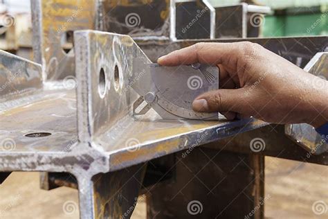 Measure The Fillet Weld Throat Size Of The Welded With A Welding Gauge