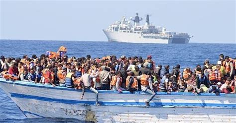 Migranti Migliaia Alla Deriva Al Largo Della Libia Marina Britannica