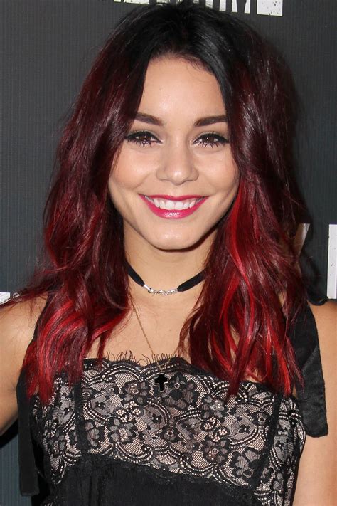 Whether you blend a red wine color with a chocolate base or go with light brown and maroon hair, these beautiful color ideas are trendy and rich. La coloration rouge de Vanessa Hudgens - Coloration rouge ...