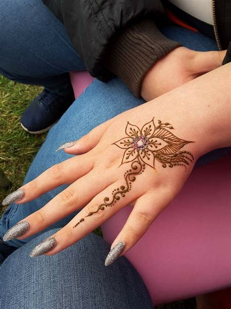 The dark henna tattoo reveals the ultimate bracelet and ring. Pin by Angela Terrell on things I like | Henna tattoo ...