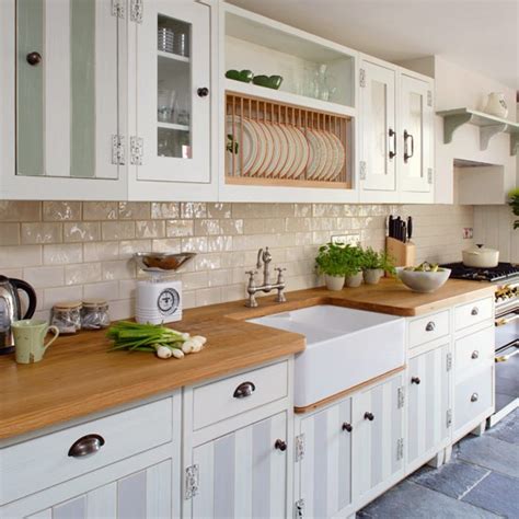 Since they are small, they spare more space for your other rooms. 21 Best Small Galley Kitchen Ideas