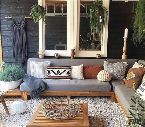 Os sofás de madeira são móveis super versáteis quando o assunto é decoração. Sofá de madeira: 75 modelos incríveis para transformar sua casa