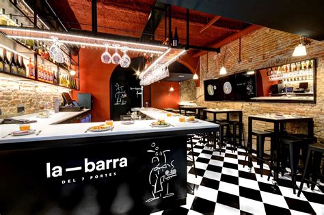 Construcción Del Nuevo Bar ‘la Barra Del 7 Portes En Barcelona