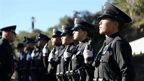 Report Nearly 27 Of Lapds Lowest Ranked Officers Are Female
