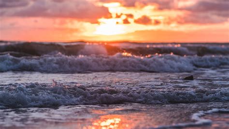 Download Wallpaper 2048x1152 Sunset Sea Waves Beach