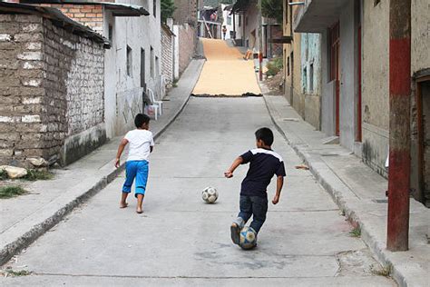 Imagen De Niños Jugando Futbol En El Barrio Los Ninos Se Divirtieron