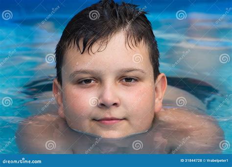 Jeune Garçon Dans La Piscine Photo Stock Image Du Camp Caucasien 31844728