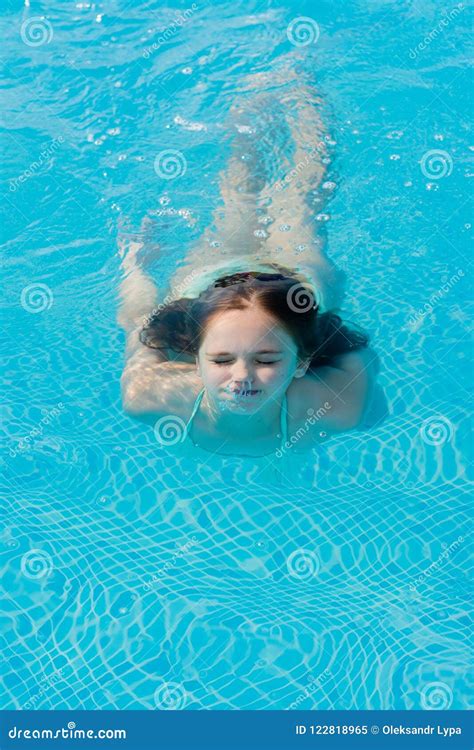 Nuotata Dell Adolescente Subacquea Immagine Stock Immagine Di Infanzia Breathless