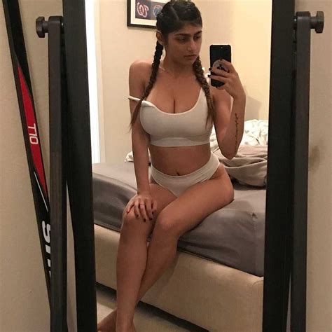 Foto De Dormitorio Sexy De Mia Khalifa Fotos De Instagram De Mia Khalifa Selfie De Chicas