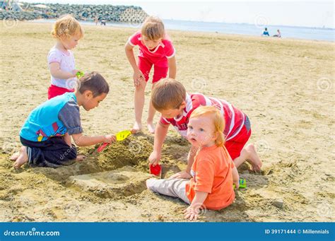 Niños En La Playa Foto De Archivo Imagen De Edificio 39171444