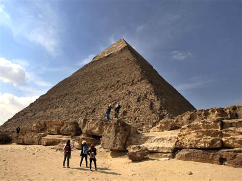 Egypt Probes Couple For Posing Nude On Pyramid Mena Gulf News