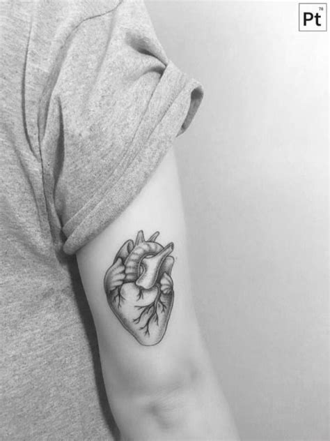 anatomical heart tattoo on the back of the right arm tattoo idee per tatuaggi cuore
