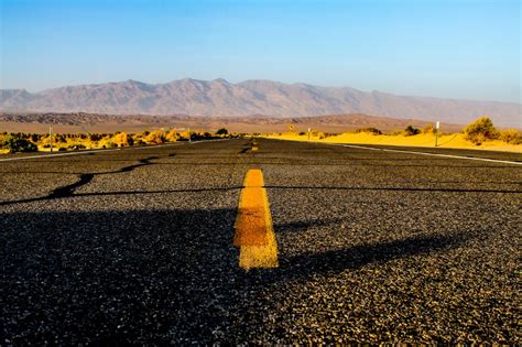 무료 이미지 경치 모래 수평선 일몰 도로 거리 들 햇빛 아침 언덕 사막 골짜기 아스팔트 저녁 흙