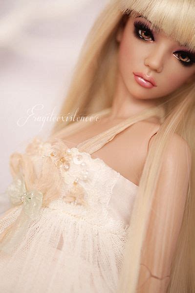 Gorgeous Blonde Doll With Bangs Long Lashes And Sweet Dress 美しい人形 美しい