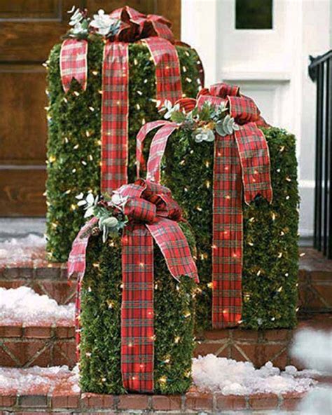 If you have a real tree in your home, save the tree clippings to use for decor. 50 Best Outdoor Christmas Decorating Ideas 2016 - Pink Lover