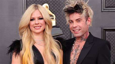 Avril Lavigne Shares The Meaning Behind Her Heart Shaped Engagement Ring Iheart