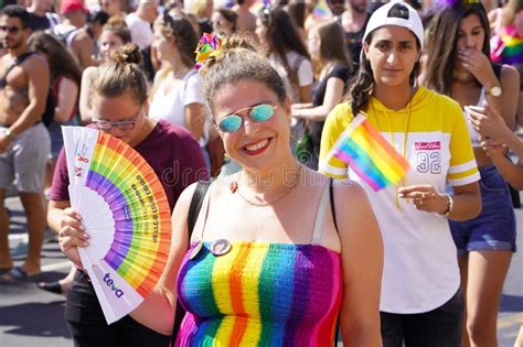 Desfile De Lesbianas Y De Gays Gente Foto Editorial Imagen De Besar Homo 151236876