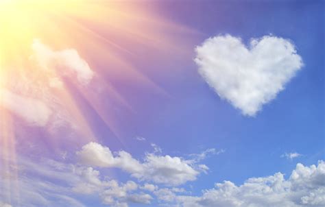 Foto De Nuvem Dada Forma Coração No Céu Azul E Mais Fotos De Stock De