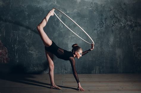 Mujer joven gimnasta profesional danza gimnasia rítmica con cinta en el