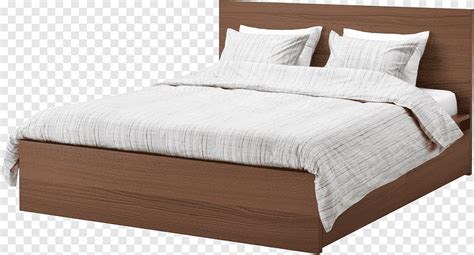 коричневая деревянная кровать и белый комплект одеяла современная