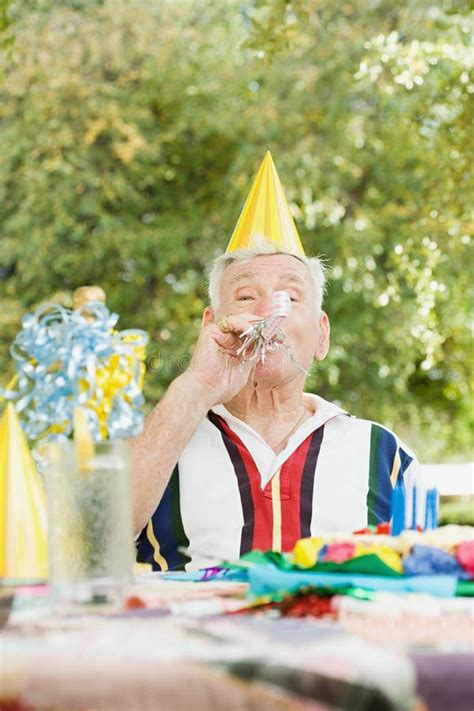 Uomo Senior Ad Una Festa Di Compleanno Fotografia Stock Immagine Di